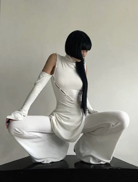 Simple Futuristic Fashion, Futureristic Outfits, Futuristic Dystopian Fashion, Futuristic Outfit Ideas, Futuristic Outfits Women, Space Fashion Futuristic, Dystopian Aesthetic Clothes, Futuristic Fashion Aesthetic, Futuristic Fashion Women