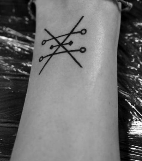 Signification tatouage : 20 symboles de tatouage et leur définition Atheist Tattoo, 20 Tattoo, Protection Tattoo, Tattoo Symbols, Tattoo Meanings, Symbolic Tattoos, Compass Tattoo, Deathly Hallows Tattoo, Tattoos With Meaning