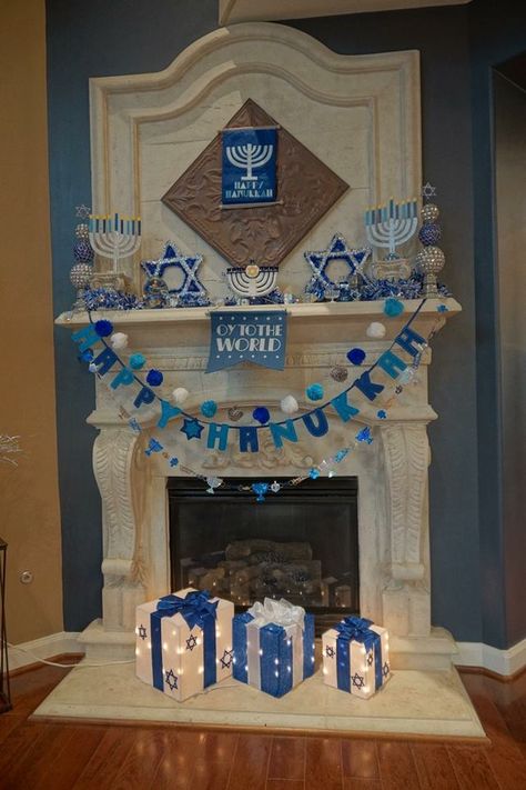 Hanukkah Mantle Decor, Diy Hanukkah Decorations, Hanukkah Decor, Hannukah Decoration, Hannukah Traditions, Chrismukkah Party, Hannukah Party, Hanukkah Table Setting, Hanukkah Decorations Diy