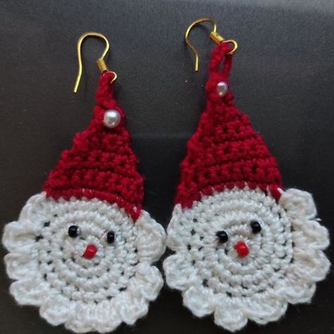 Crochet Christmas Earring Ideas: Festive And Fun Creations Gay Earrings, Small Crochet Gifts, Xmas Earrings, Christmas Crochet Patterns Free, Crochet Jewlery, Crochet Butterfly Pattern, Diy Crochet Bag, Crochet Christmas Gifts, Jewelry Crochet