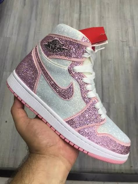 Sparkly Nike Shoes, Bedazzled Nike Dunks, Rhinestone Jordans, Bedazzled Jordans, Xv Shoes, Bedazzled Things, Bling Stuff, Girls Shoes Teenage, Bedazzled Shoes Diy