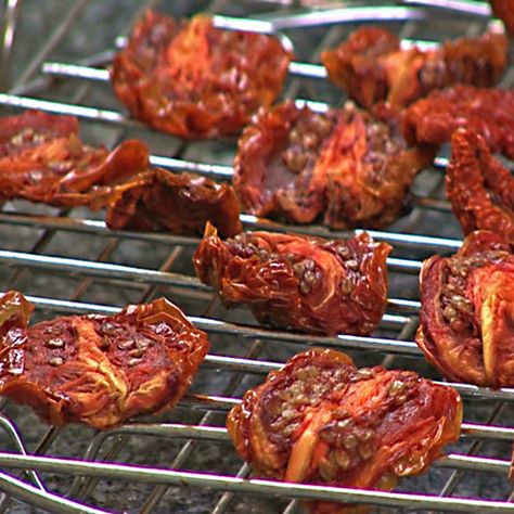 Make Sun Dried Tomatoes, Oven Dried Tomatoes, Varieties Of Tomatoes, Tomatoes Recipe, Cooking Tomatoes, Dehydrated Food, Sun Dried Tomatoes, Dehydrator Recipes, Tomato Recipes