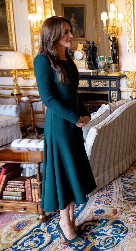 Kate Outfits, Royal Family Fashion, Kate Middleton Family, Beautiful Gown Designs, Awesome Kate, Princess Kate Style, Kate Middleton Style Outfits, Düşes Kate, Catherine Ii