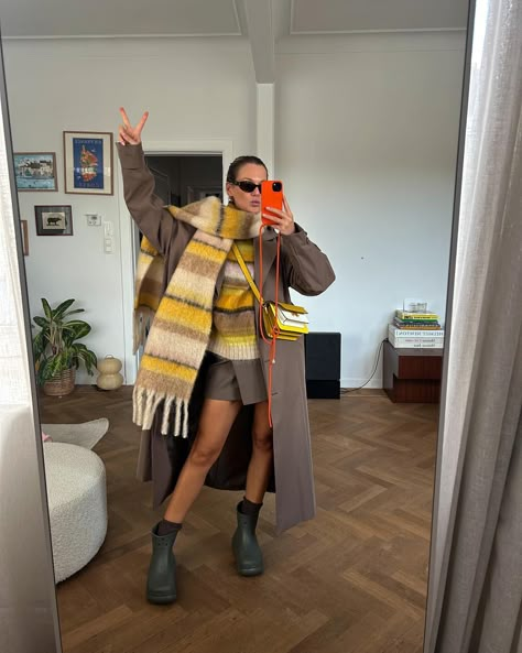 This is how we face the rain ☔️ we wear big colorful scarves , fluffy knits, mini skirts but big big boots ! Who’s with me ? #autumnoutfit… | Instagram Rain Boots Style, Big Colorful Scarf Outfit, Rainboot Outfits Winter, Big Scarves, Rainboot Outfits, Rain Boots Outfit Winter, Rain Outfits, Rain Boots Outfit Fall, Rain Boots Outfit