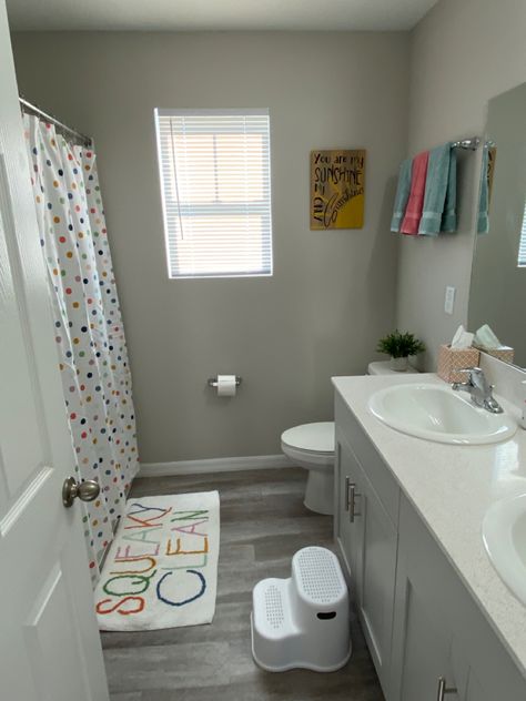 Fun Kids Bathroom Colors, Brother Sister Shared Bathroom Ideas, Brother Sister Bathroom Ideas, Sister Bathroom Ideas, Children’s Bathroom Ideas, Kids Gender Neutral Bathroom, Children’s Bathroom, Gender Neutral Bathroom For Kids, Neutral Kids Bathroom Ideas