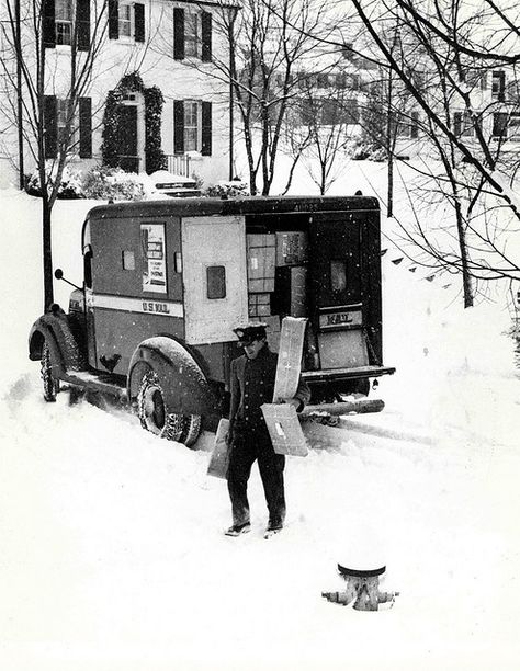 1949. City carrier delivering packages in the snow. The carrier's vehicle was designated to carry parcels only, not letter mail. Vintage Christmas Photos, Old Fashioned Christmas, Christmas Memory, Christmas Past, Noel Christmas, Jack Frost, Photo Images, Vintage Holiday, Vintage Pictures