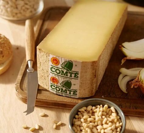 Comté cheese is one of the most emblematic cheeses of France. But to achieve this unique taste, many manufacturing steps are necessary. Comte Cheese, Gmo Foods, Milk And Cheese, Types Of Cheese, Cooking Temperatures, Dairy Cows, Rich In Protein, Milk Protein, Fermented Foods