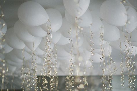 Engagement Balloons, Balloon Ceiling, Engagement Dinner, Nye Wedding, New Years Eve Weddings, All White Party, White Balloons, Helium Balloons, Gold Ribbons