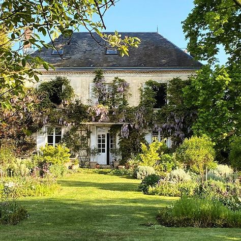 MFCH Table Talks: Debby Tenquist - MY FRENCH COUNTRY HOME Italian Country House, Dream House Aesthetic, Country Style Bedroom, Cotswolds Cottage, Provincial Home, My French Country Home, French Country Home, Charming House, Countryside House