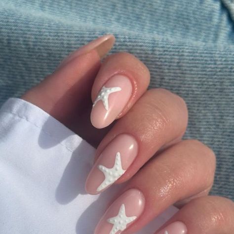 Almond Minimalist Nails, Almond Biab Nails, Holiday Biab Nails, Super Simple Nails, Neutral Nails With Design, Nail Painting Ideas, Cute Nails Long, Super Long Nails, Cute Nails Simple