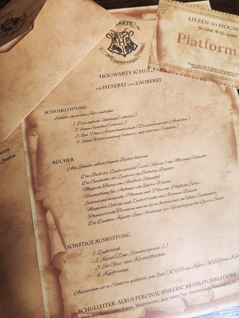 „Welche Hoffnung wirst du niemals aufgeben?“ - „Das irgendwann der Brief aus Hogwarts kommt“. Der Hogwarts Brief mitsamt Material Liste für das erste Schuljahr und Ticket für den Zug. | I have create personalized hogwarts acceptance letter and envelope with a ticket for the hogwarts express at platform 9 3/4 Hogwarts Brief, The Hogwarts Express, Hogwarts Acceptance Letter, Acceptance Letter, Hogwarts Express, Harry Potter Diy, Harry Potter Party, Hogwarts, Harry Potter