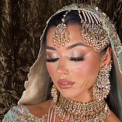 Ravele Nisa on Instagram: "Glowy Soft Walima Glam 💕 ~ loved this look   outfit @lavelledesignhouse   jewels @aneesmalik_jewellery   muse @francescabayyy   #bridalmakeup #walimabride #hairandmakeupartist #softglowingskin #softglam" Nikkah Jewellery Ideas, Simple Indian Bridal Makeup, Walima Makeup Looks, Nikah Makeup Look, Nikkah Makeup Looks, Desi Wedding Makeup, Desi Bride Makeup, Valima Makeup, Glittery Makeup Looks