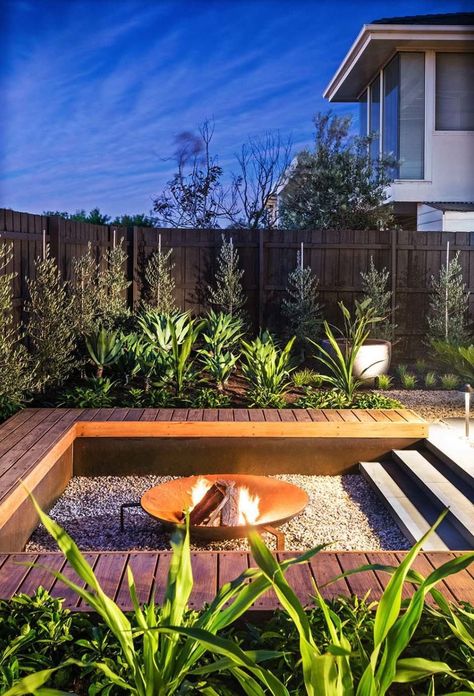 35 Modern outdoor patio designs that will blow your mind Modern Outdoor Patio, Outdoor Patio Designs, Fire Pit Seating, Fire Pit Area, Fire Pit Designs, Have Inspiration, Backyard Fire, Fire Pit Backyard, Outdoor Fire