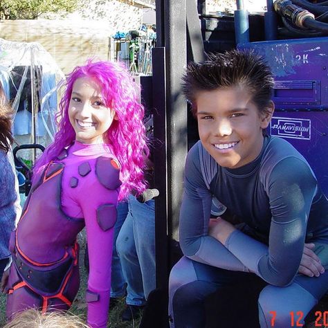 hannah // fan account on Instagram: “some bts pictures of the adventures of sharkboy and lavagirl” Taylor Dooley, Spy Kids 3, Bratz Movie, Lava Girl, Shark Boy, Sharkboy And Lavagirl, Spy Kids, Cute Couple Halloween Costumes, Cute Outfits With Jeans