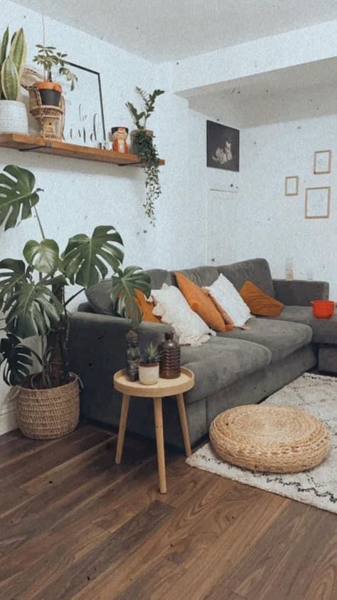 Grey Wall Boho Living Room, Living Room Boho Grey Couch, Cozy Earthy Living Room Grey Couch, Gray Couch Apartment Living Room, Boho With Grey Couch, Earthy Living Room Gray Couch, Mid Century Grey Couch, Grey Couch Cozy Living Room, Grey Futon Living Room Decor