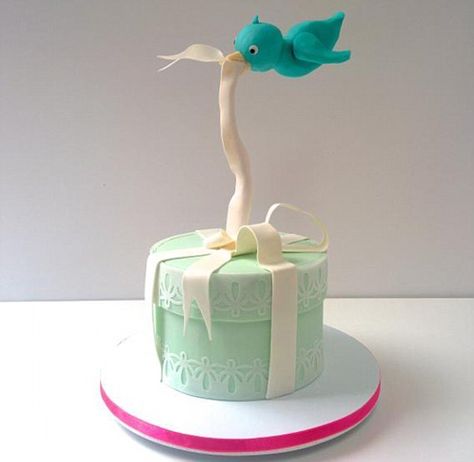 Watch the birdie: A parcel cake and a flying bluebird — thanks to a sugar-coated piece of copper pipe Anti Gravity Cake, Torte Creative, Cake Structure, Gravity Defying Cake, Gravity Cake, Torte Cupcake, Bird Cakes, Anti Gravity, Crazy Cakes