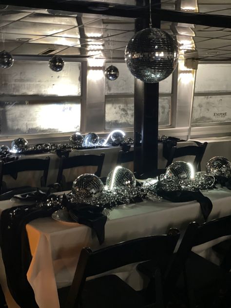 Black And Silver Theme Party Decoration, Glam Party Table Decor, Black Tie Affair Prom Theme, Black Glitter Party Decorations, Black And Silver Decorations Party Ideas, Black And Silver Themed Birthday Party, Black Birthday Party Aesthetic Decor, Black Birthday Table Decor, Silver Prom Theme