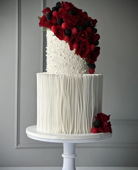 Red Velvet Cake Wedding Design, Nutella Birthday Cake, Classy Wedding Cakes, Shaadi Decor, Blue Magnolia, Cupcake Cake Designs, Dream Wedding Cake, Dream Wedding Decorations, Red Cake