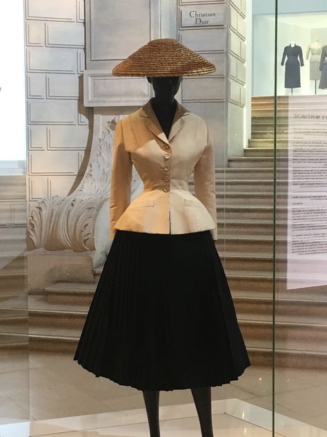 Christian Dior - the "New Look" 1947 Couture Dior, Dior New Look, Christian Dior Designer, Mode Tips, Dior Dress, Paris Mode, Moda Paris, French Fashion Designers, New Years Dress