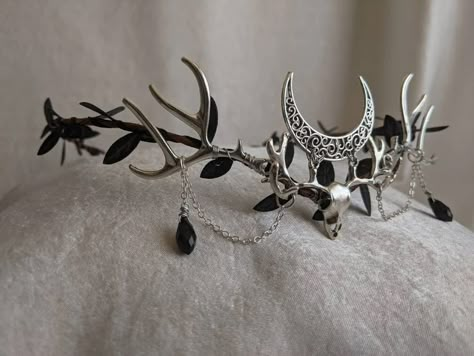 Guardian of the Dark Forest Tiara - Etsy Shadow And Bone Halloween Costume, Witchy Wedding Crown, Deer Antler Crown, Moon Based Outfits, Vampire Asethic Outfits, Woodland Goth Aesthetic, Antler Tiara, Dark Faerie Costume, Dark Fantasy Wedding