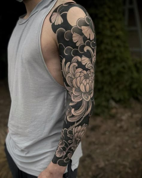 White Flower Tattoo, Japanese Forearm Tattoo, Tattoo Japonais, Black And White Flower Tattoo, Japanese Tattoos For Men, Mangas Tattoo, Tattoo Japanese Style, Japanese Flower Tattoo, Chrysanthemum Tattoo