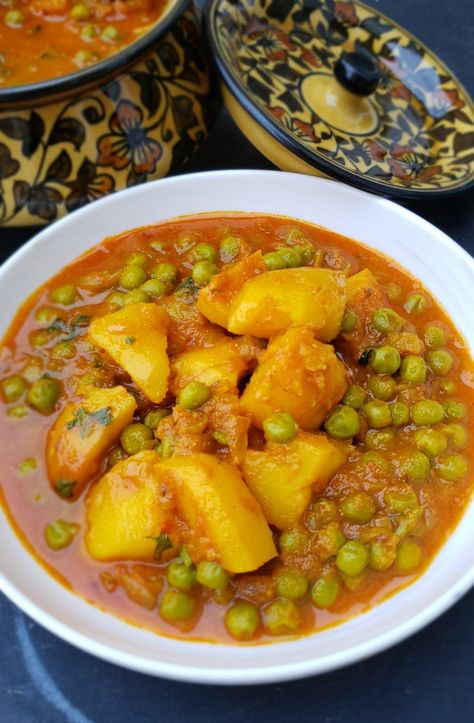 Punjab Food, Indian Potatoes, Honey Roasted Sweet Potatoes, Instant Pot Indian, Potato And Pea Curry, Street Recipes, Bread Pakora, Potatoes And Peas, Aloo Curry