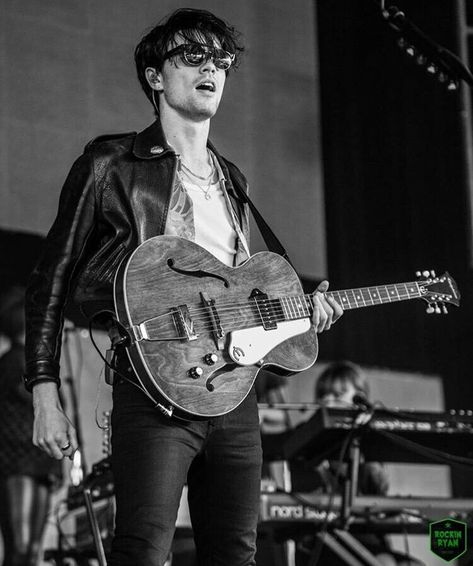 James Bay Aesthetic, Tinie Tempah, James Bay, Mens Leather Clothing, Concert Aesthetic, Beautiful Person, Music Tv, Lps, Man Crush