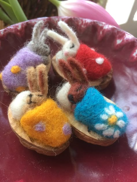 Waldorf Needle Felting, Waldorf Felt Crafts, Easter Needle Felting Ideas, Walnut Shell Crafts, Tovad Ull, Needle Felting Tutorial, Waldorf Crafts, Needle Felting Diy, Needle Felted Christmas