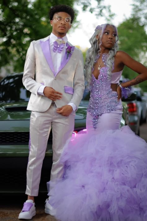 Couple Prom Outfits, Purple Prom Suit, Prom Couples Outfits, Couple Prom, Pretty Homecoming Dresses, Prom Photoshoot, Classy Prom, Prom Inspiration, Prom Couples