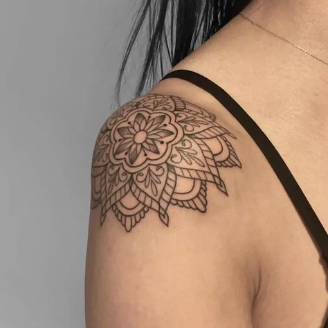 Shoulder Tattoo Female, Mandala Shoulder Tattoo, Mandala Tattoo Shoulder, Simple Mandala Tattoo, Half Mandala Tattoo, Mandala Tattoos For Women, Mandela Tattoo, Shoulder Cap Tattoo, Floral Mandala Tattoo