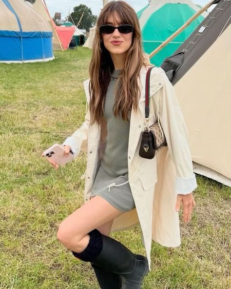 obsessed with daisy 🫶🏻 #thecowboystudio Rainy Dress Outfit, Bangs Ideas For Long Hair, Long Brown Hair Aesthetic, Daisy Edgar Jones Style, Daisy Edgar Jones Hair, Hair Long Brown, Brown Hair Aesthetic, Photo Moto, Aesthetic Festival