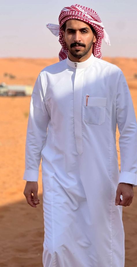 Islamic Clothes Men, Jhubba Designs For Men Dubai, Jubbah Men Fashion, Jubbah Men, Arab Outfit, Off White Suit, Arabic Outfit, Muslim Men Clothing, Thobes Men