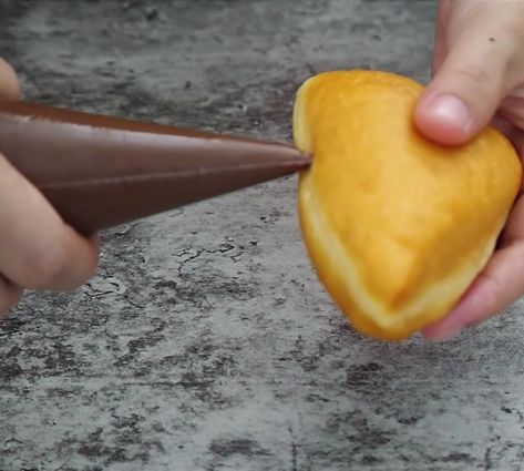 Easy To Make Fried Donut With Chocolate Filling Chocolate Filling Recipe, Donut Recipe Fried, Donut Chocolate, Easy Donut Recipe, Easy Donuts, Doughnut Shop, Filled Donuts, Mini Donuts, Chocolate Filling