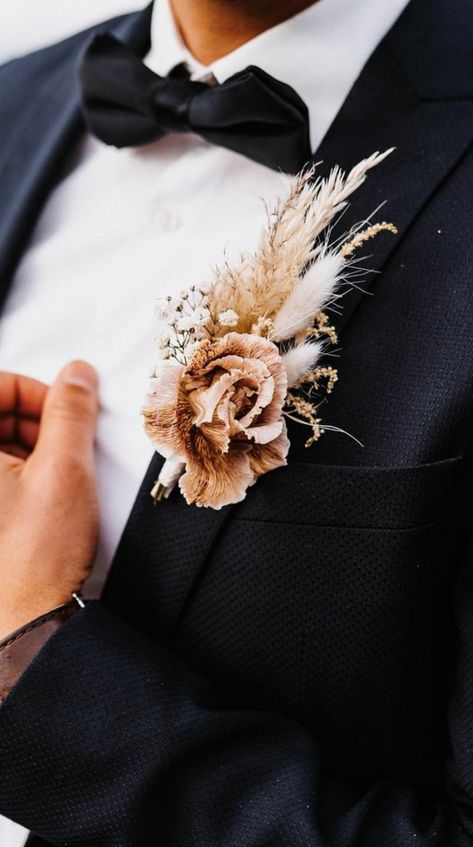 Boutonnieres Wedding Boho, Tan Corsage And Boutonniere, Pampas Grass Boutineer, Bootinterieur Wedding Boho, Boho Corsage And Boutonniere, Boho Boutineer Ideas, Boho Corsage Prom, Bottoniere Wedding, Neutral Buttonholes