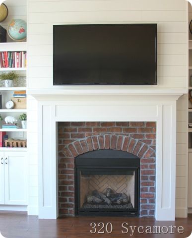 brick arch fireplace built ins Brick Fireplace With Electric Insert, Plank Fireplace, Fireplace Herringbone, Brick Mantle, Square Fireplace, Arch Fireplace, Master Fireplace, Simple Mantle, Fireplace Brick