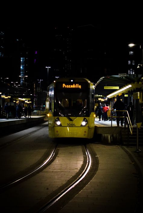 A metrolink tram heading to Manchester Piccadilly. Brit Core, Tram Aesthetic, Manchester Aesthetic, Manchester Photography, Manchester Map, Road Trip Uk, Manchester Street, Manchester Piccadilly, Manchester Travel