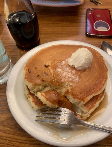 Eating Pancakes, Denny's Breakfast, Mcdonald Breakfast, Denny's Aesthetic, Dennys Pancakes Recipe, Freakshakes Recipe, Mcdonalds Breakfast, Tasty Pancakes, Food Therapy