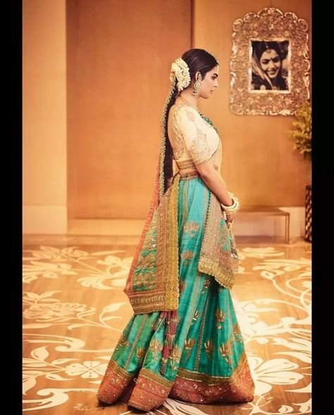 Isha Ambani Slips Into A South Indian Lehenga With 'Gajra' And Gold Hair Accessory For 'Haldi' Isha Ambani Saree Look, South Indian Look, Lehenga Ideas, Isha Ambani, Jadau Necklace, Engagement Lehenga, Nita Ambani, Sister Of The Groom, Raw Silk Lehenga