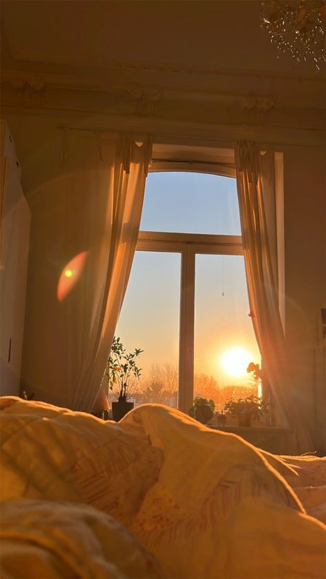 Room With Sunlight Aesthetic, Window Morning View Aesthetic, Morning Golden Hour, Bedroom Sunrise Aesthetic, Sunrise Wake Up, Soft And Cozy Aesthetic, Window With Sunlight, Sunrise Bedroom Aesthetic, Winter Sunrise Aesthetic