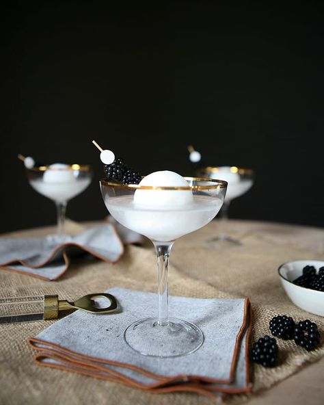 Nine Monochrome Recipes That Are Anything But Bland Theme Drinks, Fancy Cocktails Recipes, Drink Inspiration, Hey Bartender, Full Moon Party, Fancy Cocktails, Moon Party, Frozen Yoghurt, Drinking Game