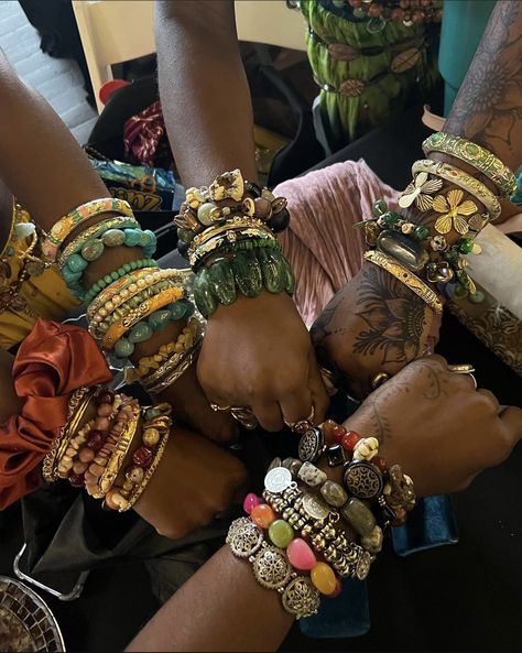 Black Culture Jewelry Aesthetic, Earthy Black Woman Jewellery, Earthy Bracelets Aesthetic, Black Women Luxury, Chunky Gold Jewelry, Xoxo Jewelry, Explore Aesthetic, Dope Jewelry Accessories, Earthy Style