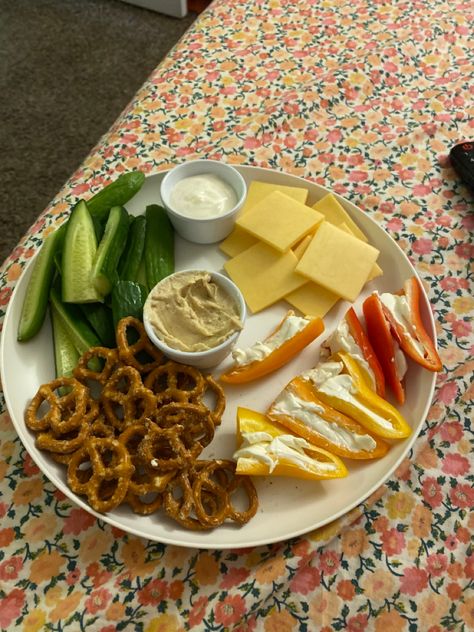 Sliced cucumbers, Bell peppers with cream cheese, Gouda cheese and pretzels with hummus and ranch for dipping :) Healthy Lunch Snacks, Easy Healthy Meal Prep, Makanan Diet, Healthy Lifestyle Food, Healthy Food Motivation, Snack Plate, Healthy Food Choices, Lunch Snacks, Healthy Meal Prep