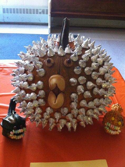 Our very own Puffer Fish creation!  Thank you Hersey's Kisses!!!!  My son made this and won 1st Place at his pumpkin decorating contest! Pumkin Decoration, Pumpkin Decorating Ideas, Creative Pumpkin Decorating, Unique Halloween Decorations, Scary Halloween Decorations Diy, Dekorasi Halloween, Pumpkin Decorating Contest, No Carve Pumpkin Decorating, Pumpkin Contest