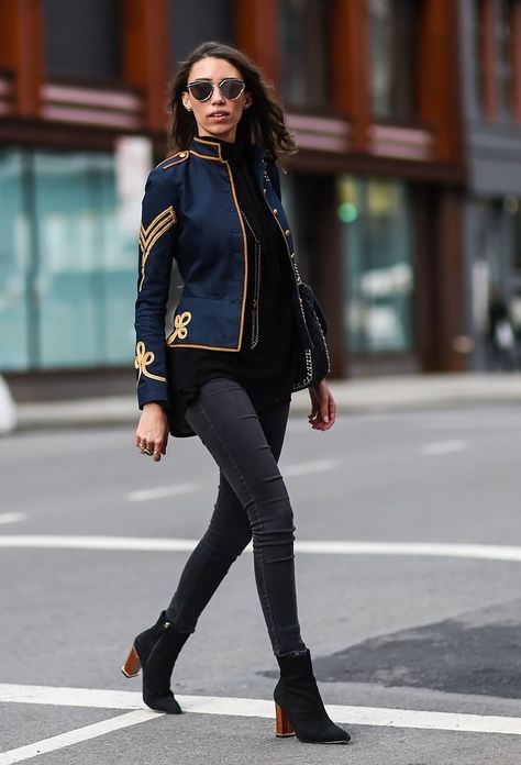 Military Jacket Outfits, Trendy Street Style Outfits, Military Inspired Fashion, Fashion Week Inspiration, Military Inspired Jacket, New York Fashion Week Street Style, Nyfw Street Style, Military Style Jackets, Trendy Street Style