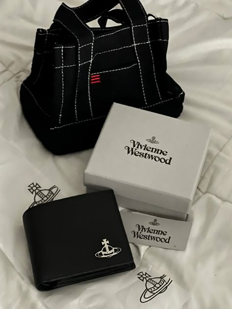 Vivienne Westwood Wallet, Purse Essentials, Image Swag, Girl Life Hacks, Pretty Bags, Mode Inspo, Cute Bags, Casual Bags, Vivienne Westwood