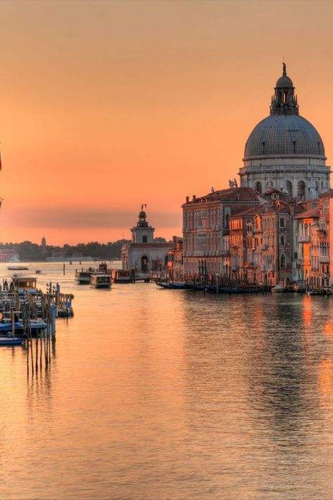 Coucher-de-soleil-romantique-a-Venise Mia Bella, Dream Places, Scenery Wallpaper, Summer Travel, Most Beautiful Places, Week End, Venice, Taj Mahal, Beautiful Places