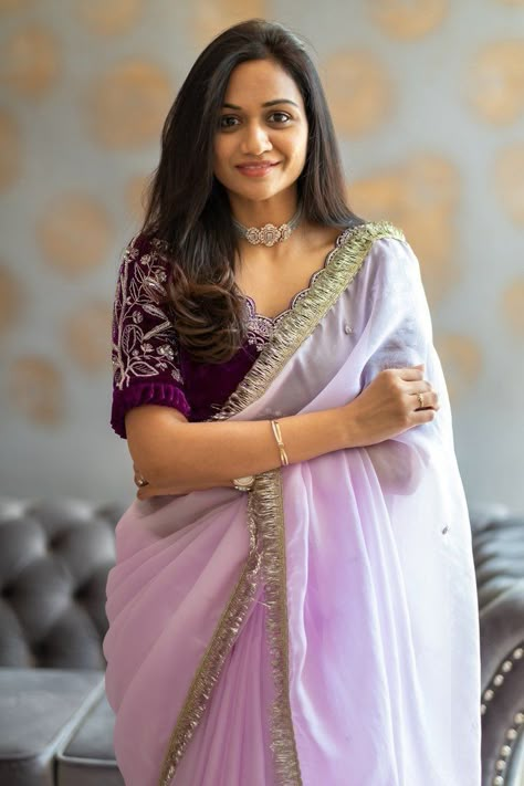 Lavender Lehenga Combination, Lavender Colour Combination Dress, Pastel Pink Saree Contrast Blouse, Light Purple Saree Blouse Combination, Purple Combination Dress, Violet Saree Contrast Blouse, Lavender Saree Blouse Combination, Purple Blouse Designs For Saree, Contrast Saree Blouse Ideas