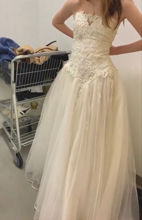 Trashy Wedding Dress, Gen Z Wedding Dress, Destroyed Wedding Dress, Trashy Wedding Aesthetic, Second Hand Wedding Dress, Sustainable Wedding Thrifted Dresses, Grunge Wedding Dress, 2000s Wedding Dress, Thrift Wedding