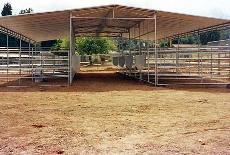 mare motel spanning fence lines and diving though ally for feeding Pre Fab Homes, Mare Motel, Show Cattle Barn, Pasture Shelter, Horse Camping, Livestock Barn, Hunting Stands, Livestock Shelter, Barn Layout