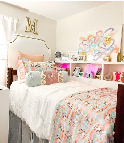 Cute Dorm Rooms Preppy, Dorm Ideas Preppy, Ecu Dorm Room Ideas, Laura Park Dorm Room, Auburn Dorm Room, Sorority Room Decor, Pink College Dorm Room Ideas, Dorm Room Ideas Preppy, Dorm Room Ideas Minimalist